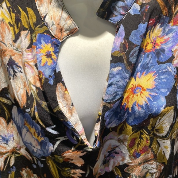 Karen Kane pull over tunic in pretty floral pattern - Picture 4 of 6